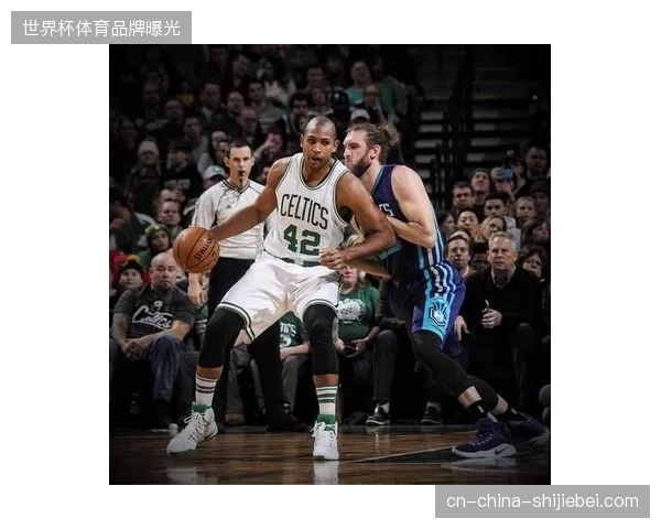 山东队中锋以场均14.2个篮板荣膺篮板王，其篮下统治力是球队防守反击的基石